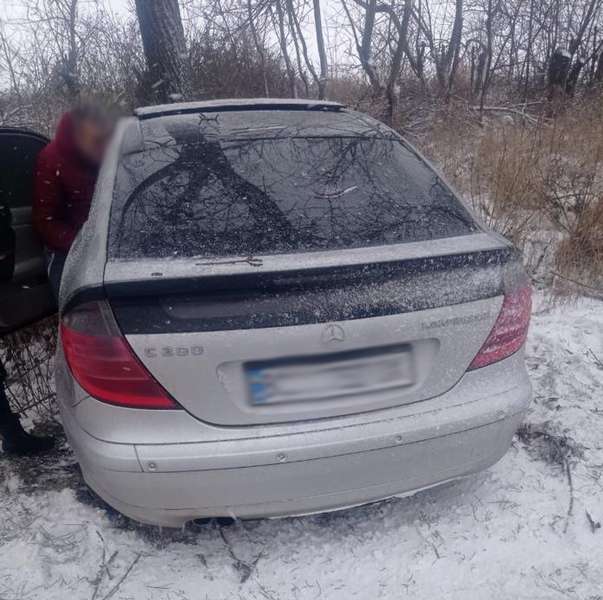 На автодорозі Луцьк – Львів «мерс» протаранив дерево: постраждали жінка і двоє маленьких дітей (фото)