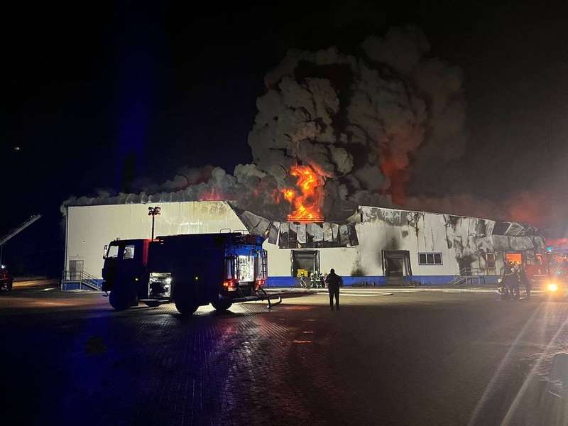 Пів сотні рятувальників і робот: пожежу на підприємстві «Пан Курчак» у Нововолинську загасили (фото)