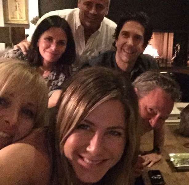 Дженніфер Еністон «підірвала» мережу, опублікувавши фото «Друзів» в Instagram (фото)