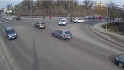 У Луцьку на перехресті не поділили дорогу Mercedes і Skoda (відео)