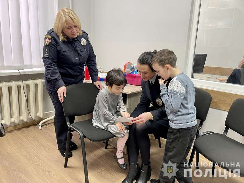 У Луцьку на Миколая дітям загиблого поліцейського вручили ключі до нової оселі (відео)