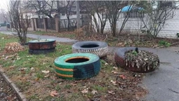 Лучанка кидала банки у муніципалів, які прибирали з дворів старі шини (фото)