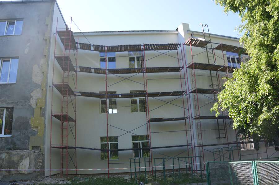 У Луцьку утеплюють першу школу (фото)