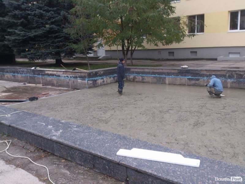 Біля Палацу учнівської молоді облаштовують спортивний майданчик (фото)