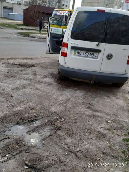 У Луцьку водій припаркувався на траві, а потім втікав від муніципалів (фото)