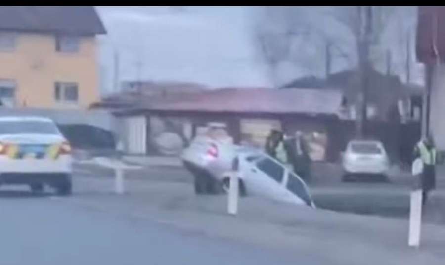 Біля Луцька авто «пірнуло» в яму серед дороги (фото)