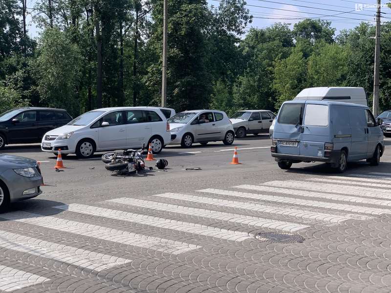 На Глушець у Луцьку збили мотоцикліста, рух вулицею паралізований (фото)