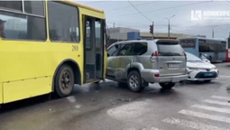 У Луцьку біля ПортCity тролейбус протаранив «тойоту» (відео)