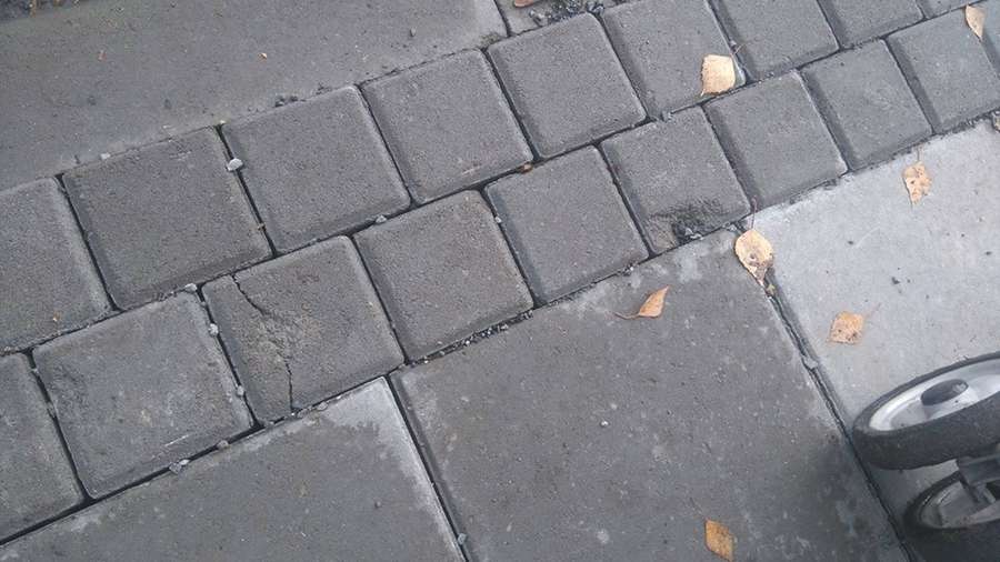 Нова бруківка на тротуарах  Луцька кришиться під ногами (фото)