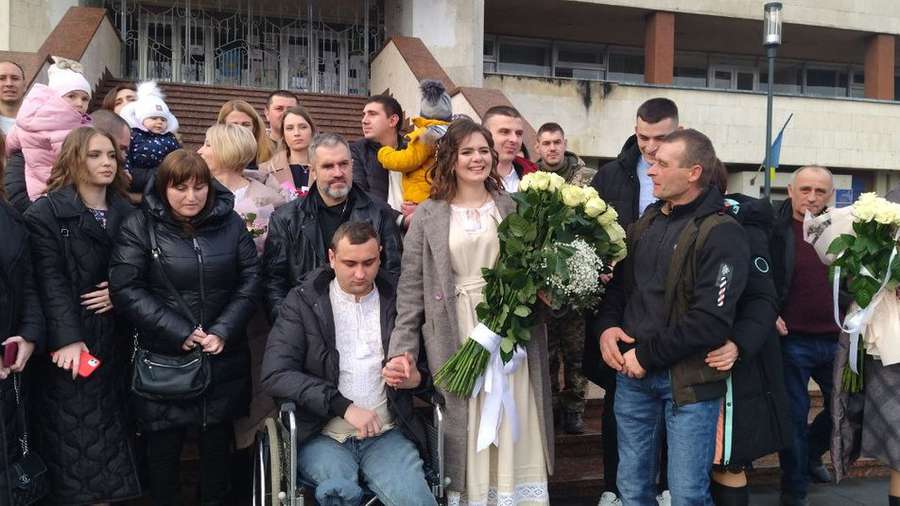 У Луцьку військовий, який втратив ноги на війні, одружився з коханою (відео)