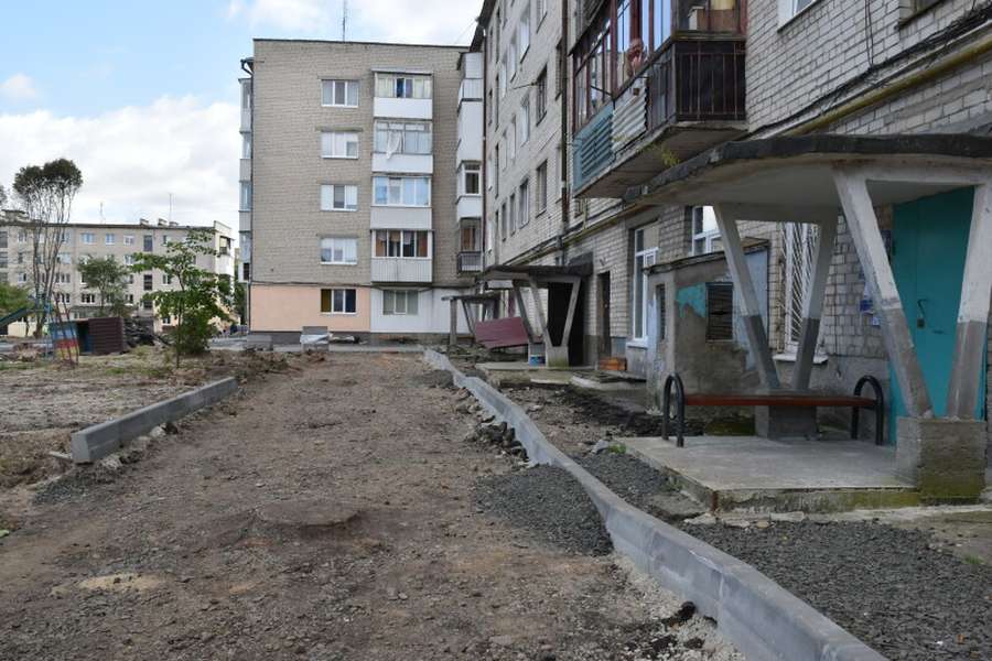 Як у Луцьку ремонтують двори (фото)
