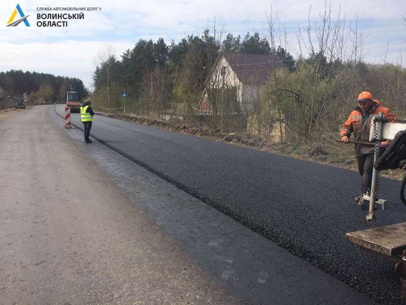 Рух транспорту обмежений: в Іваничівському районі ремонтують дорогу (фото)