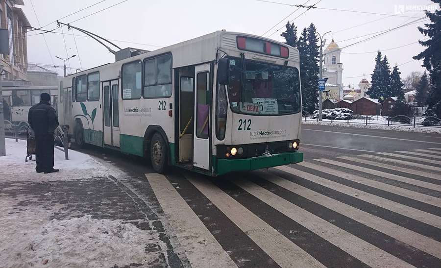 У Луцьку під час руху тролейбуса загорілося колесо: приїхали пожежні машини (фото, відео)