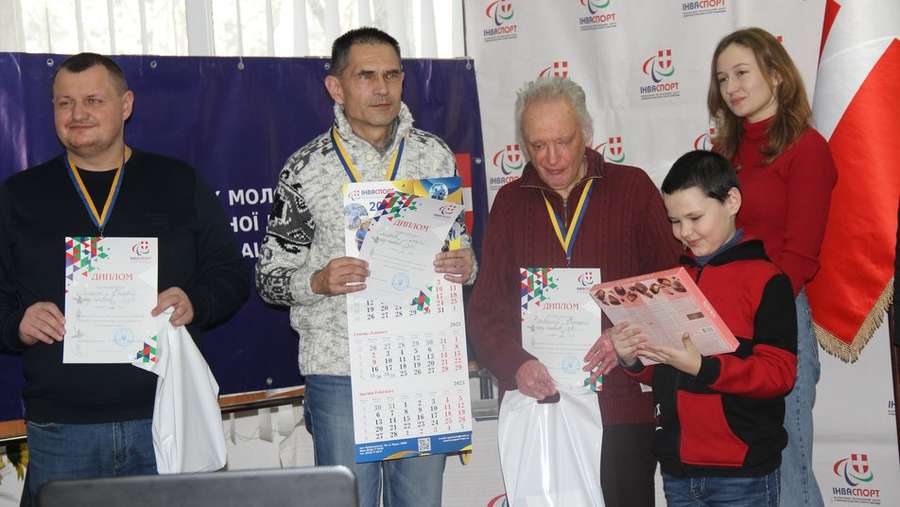 Олексій Смирнов другий ліворуч. Під час нагородження у шашковому турнірі у Луцьку