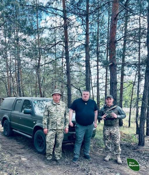 Волинські лісівники з латвійськими партнерами передали ще чотири авто на передову (фото)