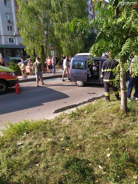 Вщент розтрощений «передок»: у Луцьку – аварія за участі двох автомобілів (фото)