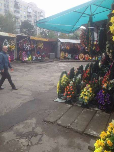 У Луцьку зникла точка продажу штучних квітів і вінків (фото) 