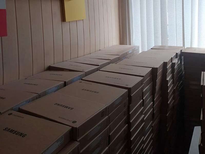 Волинь отримала більше тисячі ноутбуків для вчителів (фото)