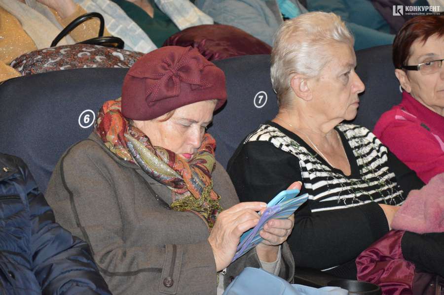 Луцькі пенсіонери безкоштовно дивилися у «Промені» виставу студії-театру «ГаРмИдЕр»