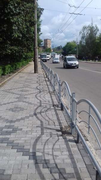 На вулиці Глушець у Луцьку встановлюють огорожу (фото)