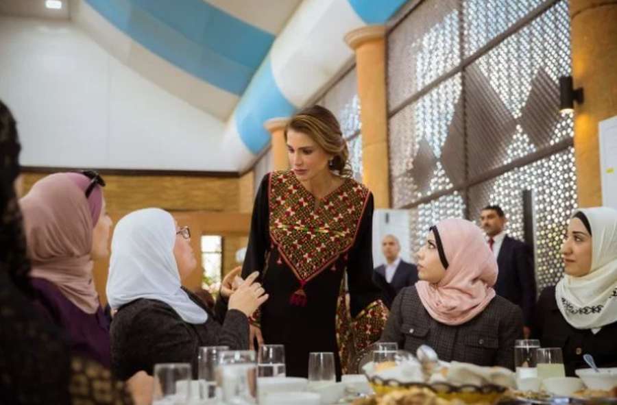 Королева Йорданії обирає сукні з вишивкою (фото)