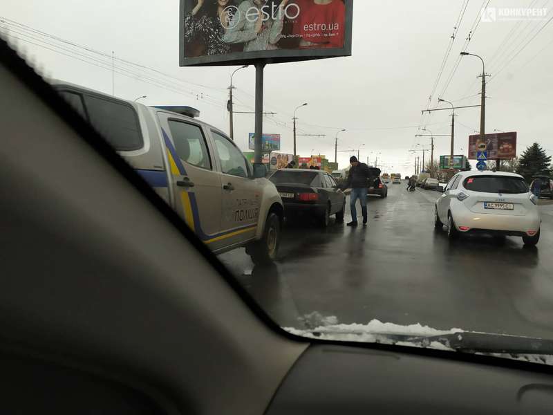 У Луцьку біля «Там Таму» сталася аварія: рух ускладнений (фото)