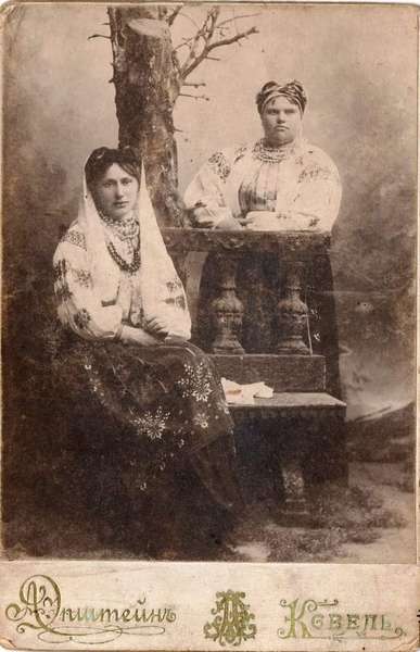 Заможні волинські пані на столітніх фото