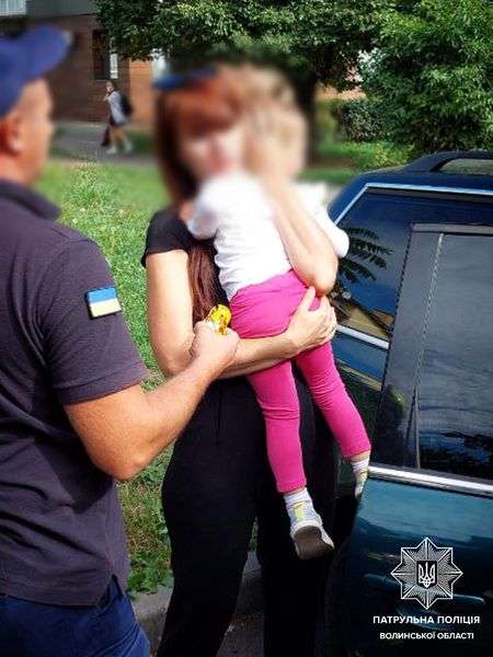Заблокувалися дверцята: у Луцьку 2-річна дитина застрягла в авто (фото)