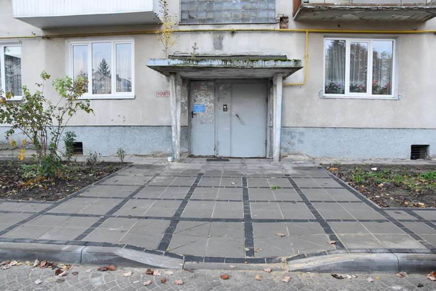 Як ремонтують прибудинкові території у Луцьку (фото)