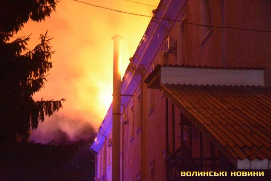 У Луцьку горить військовий госпіталь (ФОТО, ВІДЕО)