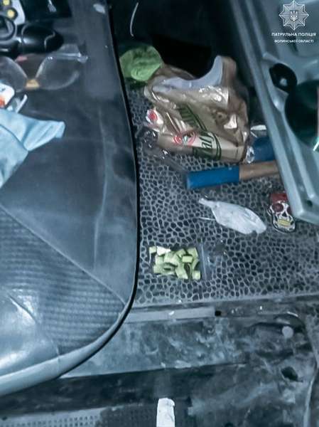 У Луцьку в автівці нервового водія знайшли пакунок із «закладками» (фото)