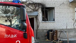 У Луцьку – пожежа в квартирі: горів диван на кухні, поплавилася натяжна стеля (фото)
