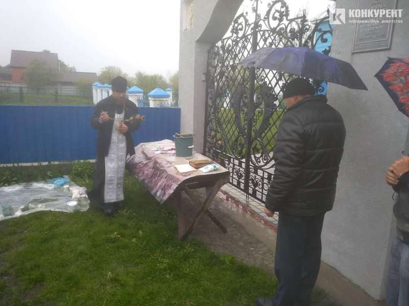 Зачинений храм: понад 200 прихожан УПЦ (МП) у Четвертні на Волині молилися під дощем