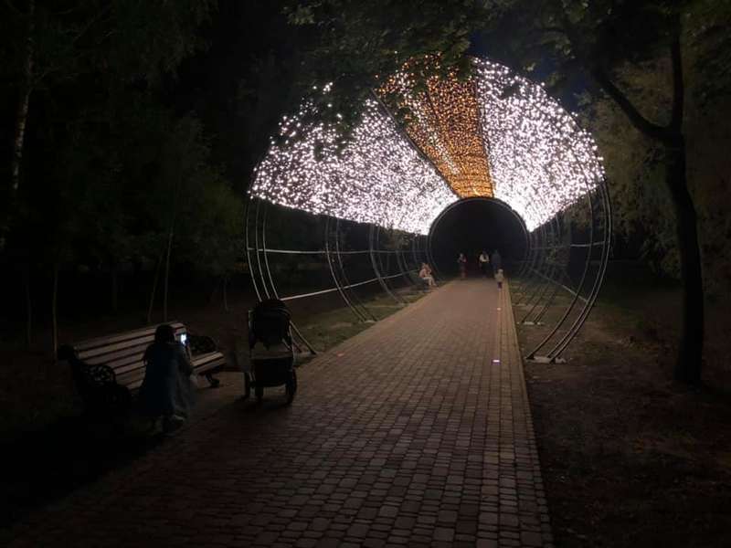 «Скоро на 1000 світлин»: у центральному парку Луцька з'явилася нова фотозона (фото)