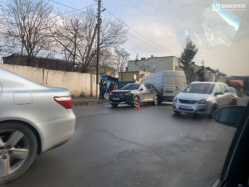 У Луцьку – ДТП: зіткнулися позашляховик та бус (фото)