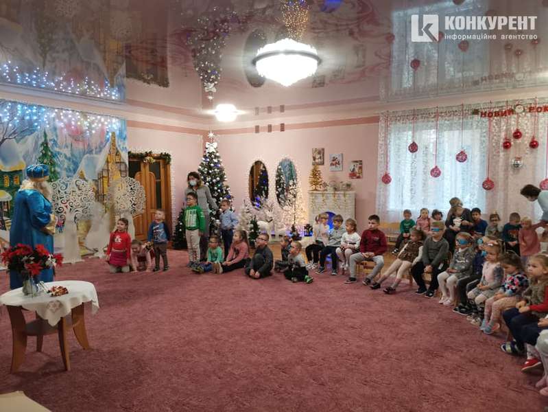 У селі під Луцьком кілька сотень дітей отримали подарунки від Миколая (фото)