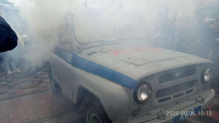 На мітингу проти Авакова в Києві підпалили «бобік» (ФОТО, ВІДЕО)