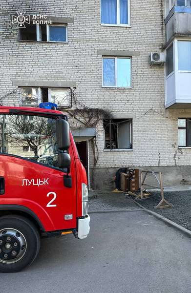 У Луцьку – пожежа в квартирі: горів диван на кухні, поплавилася натяжна стеля (фото)