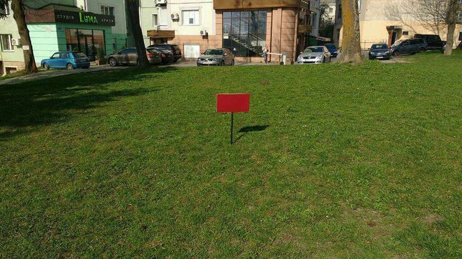 Таблички про вигул собак у Луцьку зафарбували червоним (фото) 