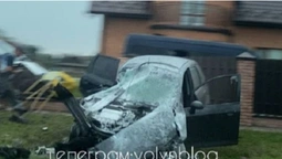 На Волині – моторошна ДТП: авто влетіло у паркан та припарковані машини (фото, відео)