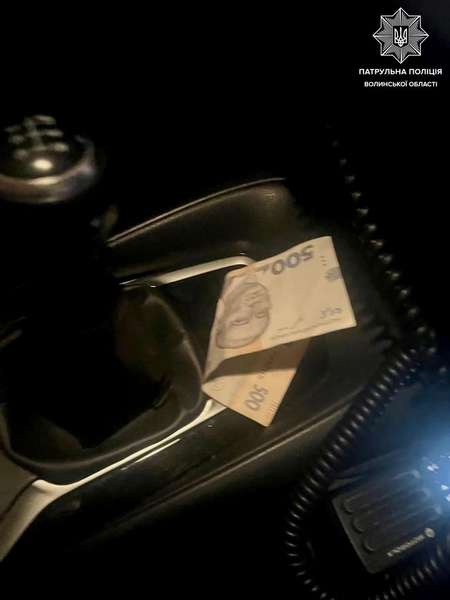 У Луцьку водій-порушник підкинув патрульним 500 гривень