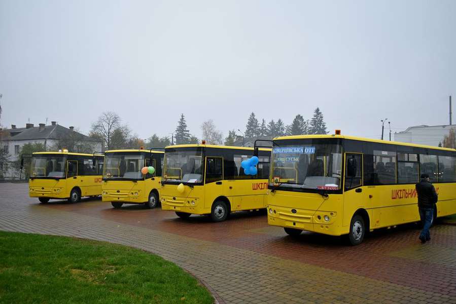 17 шкіл Волині отримали новенькі шкільні автобуси (фото)