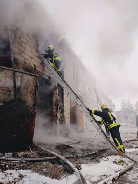 У Луцьку під час пожежі в гаражі обгорів чоловік (фото)
