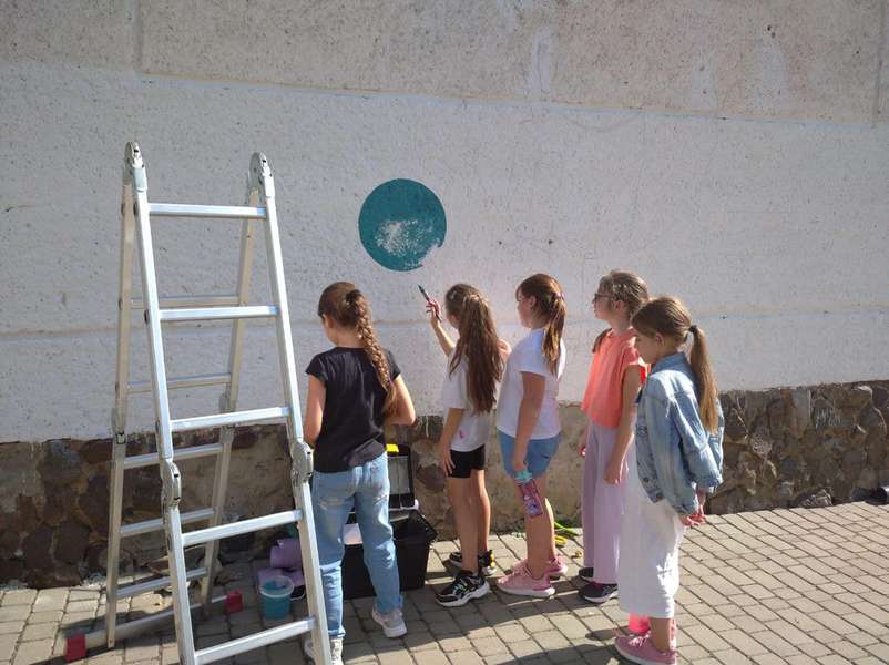 В Ужгороді стіну школи прикрасив мурал від луцького художника (фото)