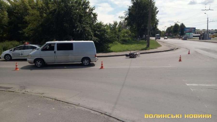 У Луцьку ДТП: зіткнулися мікроавтобус і мотоцикл (фото)