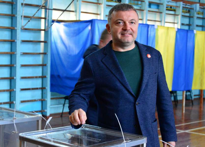 Делегуємо відповідальність за Україну: Покровський проголосував у Луцьку (фото)