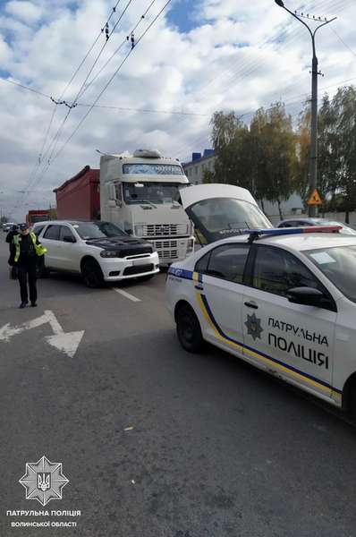 У Луцьку на Дубнівській влупилися вантажівка та кросовер (фото)