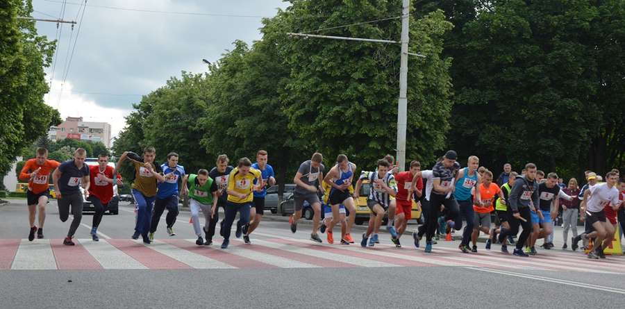У центрі Луцька понад 400 бігунів змагалися за перемогу (фото)