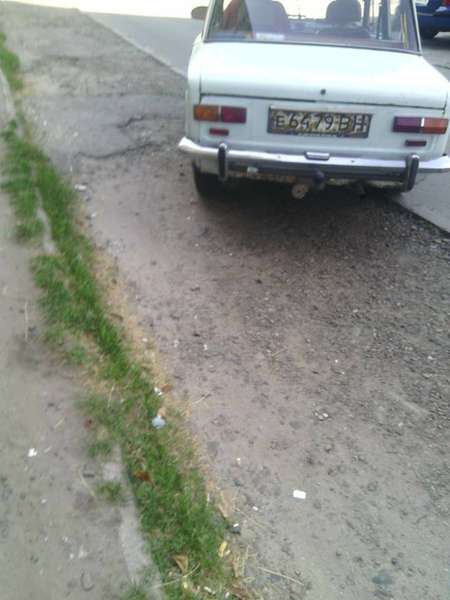 Автівки на газонах: у Луцьку ловили порушників (фото)