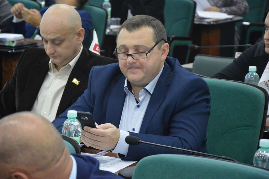 Депутат Олександр Козлюк в телефоні